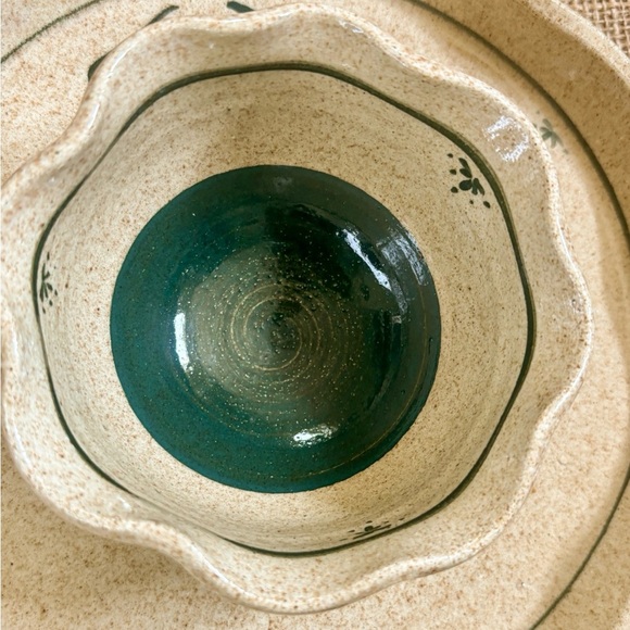 Signed Art Pottery Chip And Dip Dish Bowl Speckled Tan Green Blue Floral Rustic - Picture 4 of 7